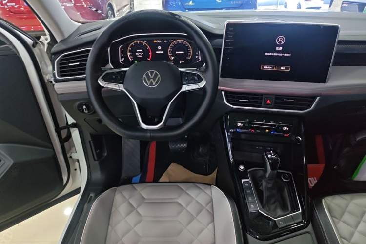 Used Volkswagen Tayron 2023 330TSI Two-Wheel-Drive Luxury Plus Advanced Version Audio And AC Panel