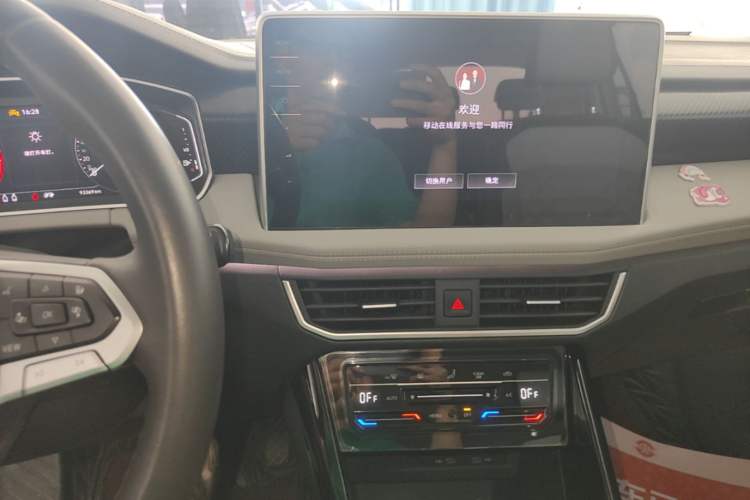 Used Volkswagen Tayron 2023 330TSI Two-Wheel-Drive Luxury Plus Advanced Version Audio And AC Panel