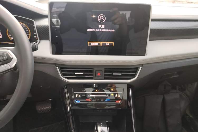 Used Volkswagen Tayron 2023 300TSI Two-Wheel-Drive Luxury Plus Advanced Edition Audio And AC Panel