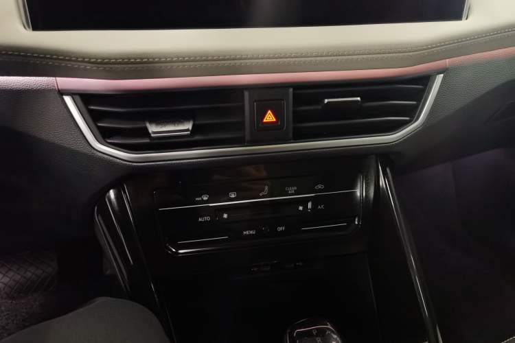 Used Volkswagen Tayron 2023 300TSI Two-Wheel-Drive Luxury Plus Advanced Edition Audio And AC Panel