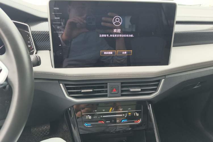 Used Volkswagen Tayron 2023 300TSI Two-Wheel-Drive Luxury Plus Advanced Edition Audio And AC Panel