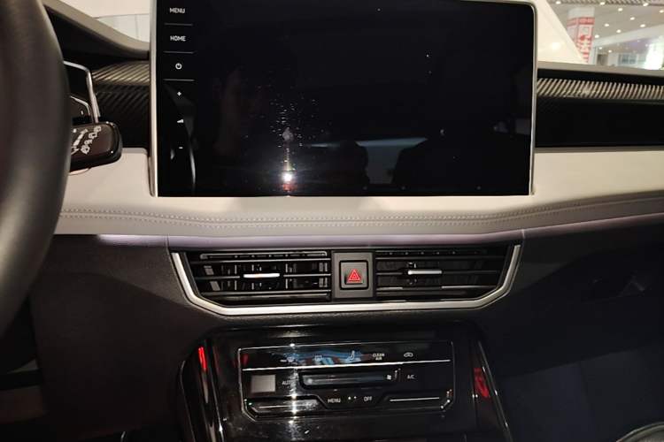 Used Volkswagen Tayron 2023 300TSI Two-Wheel-Drive Luxury Plus Advanced Edition Audio And AC Panel