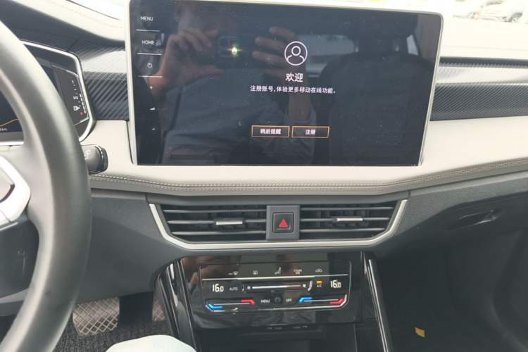 Used Volkswagen Tayron 2023 300TSI Two-Wheel-Drive Luxury Plus Advanced Edition Audio And AC Panel