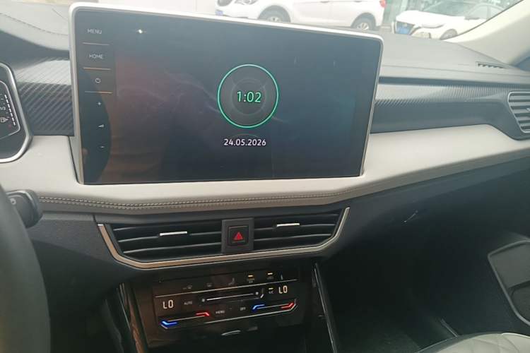 Used Volkswagen Tayron 2023 300TSI Two-Wheel-Drive Luxury Plus Advanced Edition Audio And AC Panel
