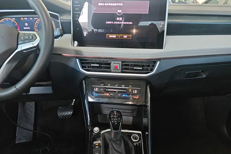 Used Volkswagen Tayron 2023 330TSI Two-Wheel-Drive Luxury Plus Advanced Version Audio And AC Panel