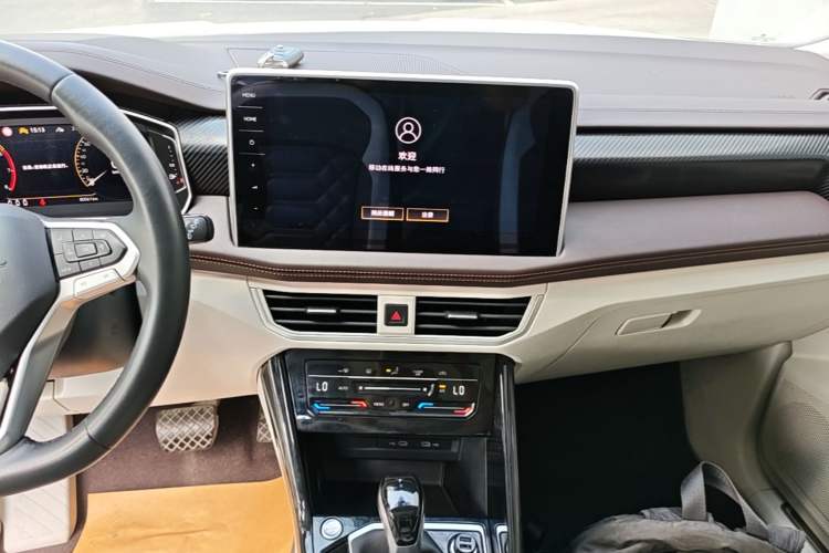 Used Volkswagen Tayron 2023 330TSI Two-Wheel-Drive Luxury Plus Advanced Version Audio And AC Panel