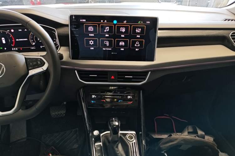 Used Volkswagen Tayron 2023 300TSI Two-Wheel-Drive Luxury Plus Advanced Edition Audio And AC Panel