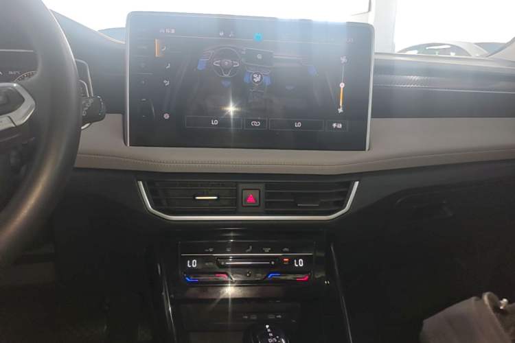 Used Volkswagen Tayron 2023 300TSI Two-Wheel-Drive Luxury Plus Advanced Edition Audio And AC Panel
