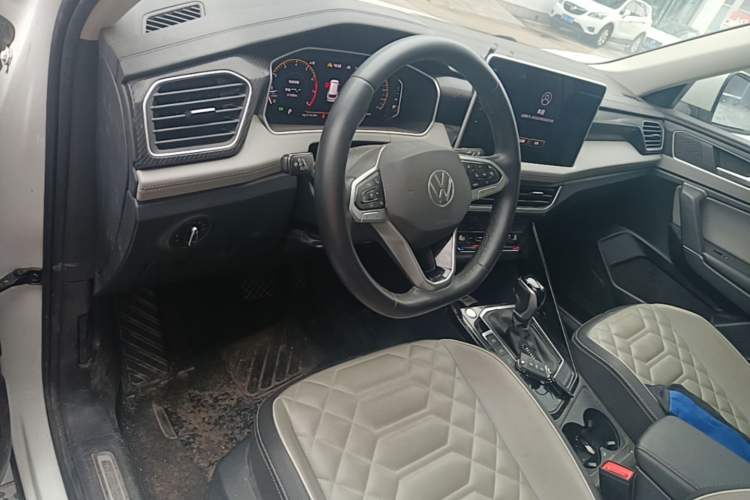 Used Volkswagen Tayron 2023 300TSI Two-Wheel-Drive Luxury Plus Advanced Edition Center Console