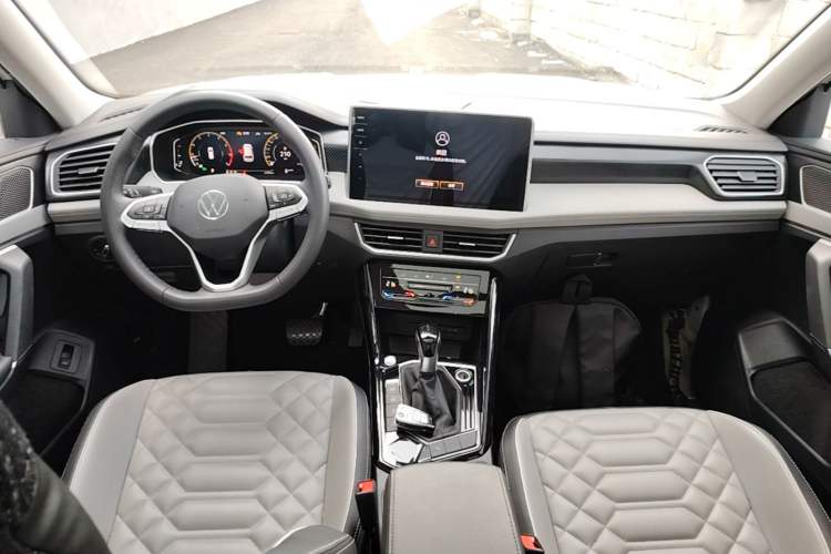 Used Volkswagen Tayron 2023 300TSI Two-Wheel-Drive Luxury Plus Advanced Edition Center Console