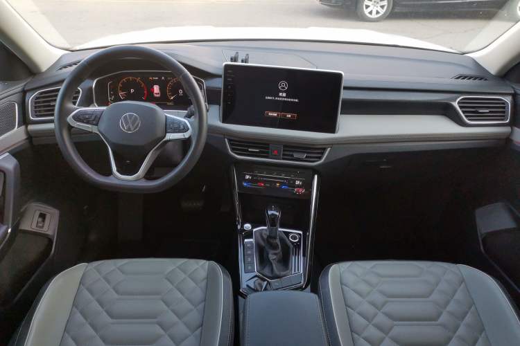 Used Volkswagen Tayron 2023 300TSI Two-Wheel-Drive Luxury Plus Advanced Edition Center Console