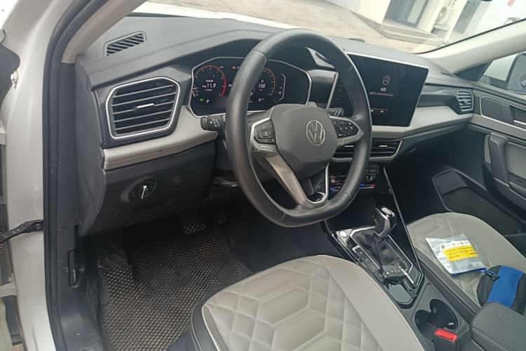 Used Volkswagen Tayron 2023 300TSI Two-Wheel-Drive Luxury Plus Advanced Edition Center Console