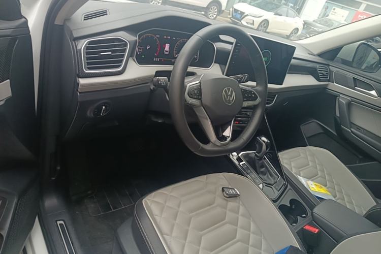 Used Volkswagen Tayron 2023 300TSI Two-Wheel-Drive Luxury Plus Advanced Edition Center Console