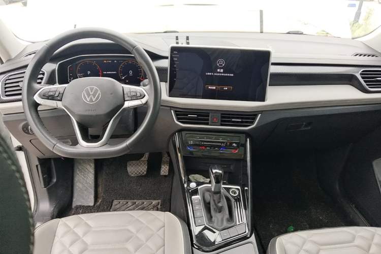 Used Volkswagen Tayron 2023 300TSI Two-Wheel-Drive Luxury Plus Advanced Edition Center Console