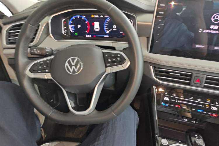 Used Volkswagen Tayron 2023 Revised Version 380TSI All-Wheel Drive R-Line High-Energy Edition Center Console