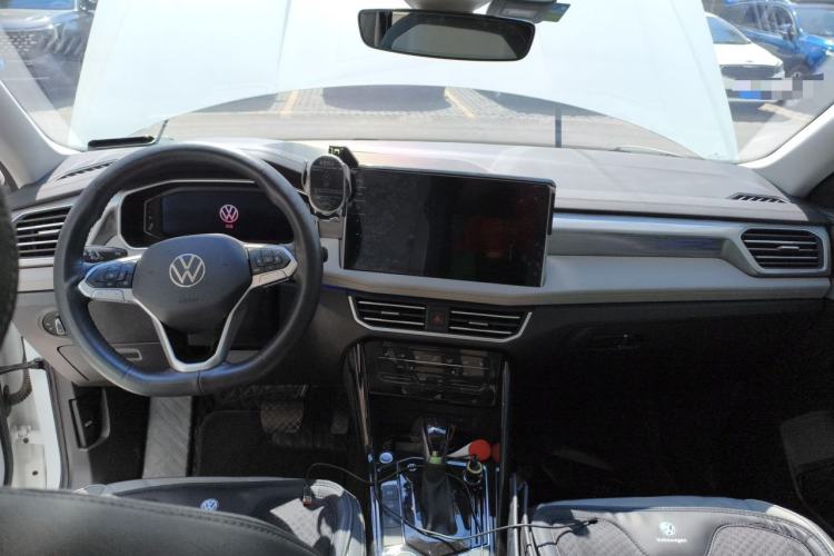 Used Volkswagen Tayron 2023 Revised Version 380TSI All-Wheel Drive R-Line High-Energy Edition Center Console