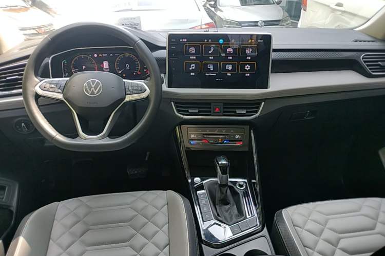 Used Volkswagen Tayron 2023 300TSI Two-Wheel-Drive Luxury Plus Advanced Edition Center Console