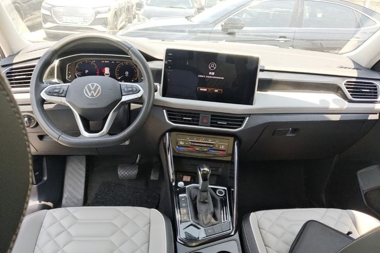 Used Volkswagen Tayron 2023 300TSI Two-Wheel-Drive Luxury Plus Advanced Edition Center Console