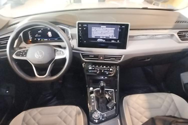Used Volkswagen Tayron 2023 Revised Version 380TSI All-Wheel Drive R-Line High-Energy Edition Center Console