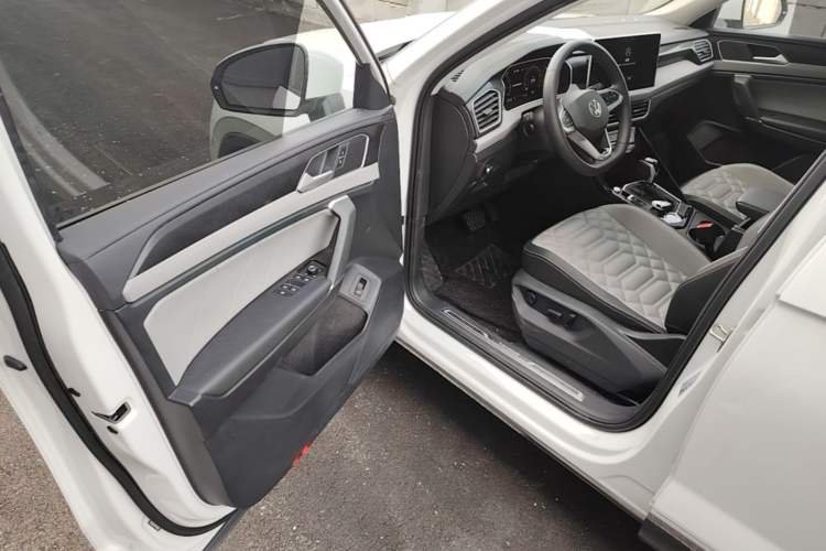 Used Volkswagen Tayron 2023 300TSI Two-Wheel-Drive Luxury Plus Advanced Edition Driver Seat