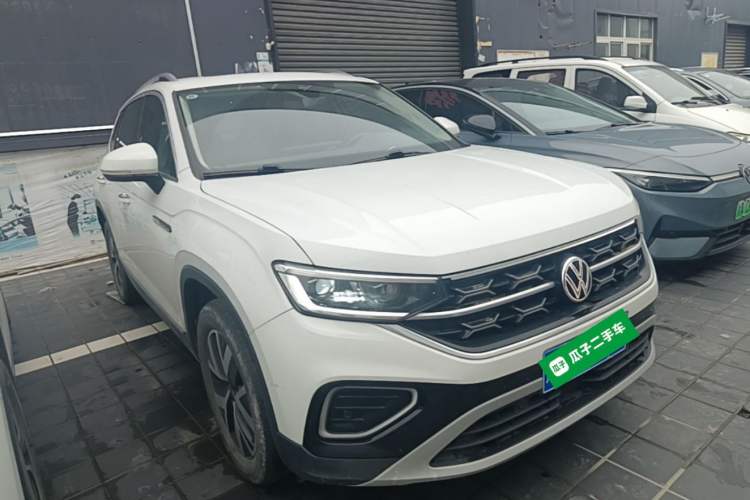 Used Volkswagen Tayron 2023 300TSI Two-Wheel-Drive Luxury Plus Advanced Edition Front Right 45 Deg