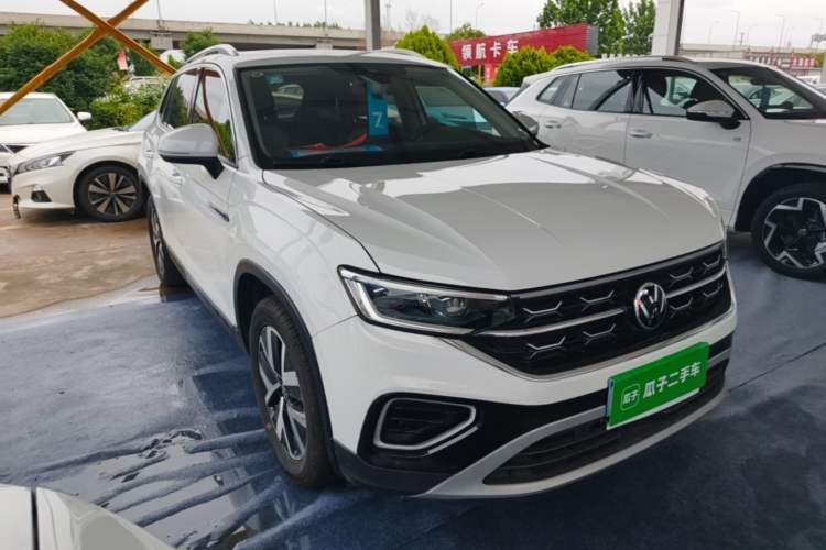 Used Volkswagen Tayron 2023 300TSI Two-Wheel-Drive Luxury Plus Advanced Edition Front Right 45 Deg
