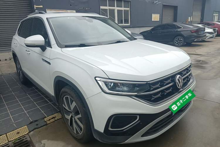 Used Volkswagen Tayron 2023 300TSI Two-Wheel-Drive Luxury Plus Advanced Edition Front Right 45 Deg