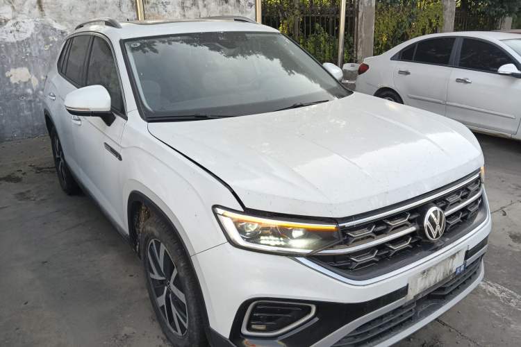 Used Volkswagen Tayron 2023 300TSI Two-Wheel-Drive Luxury Plus Advanced Edition Front Right 45 Deg