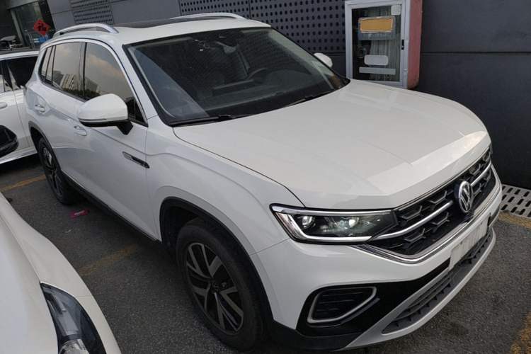 Used Volkswagen Tayron 2023 330TSI Two-Wheel-Drive Luxury Plus Advanced Version Front Right 45 Deg