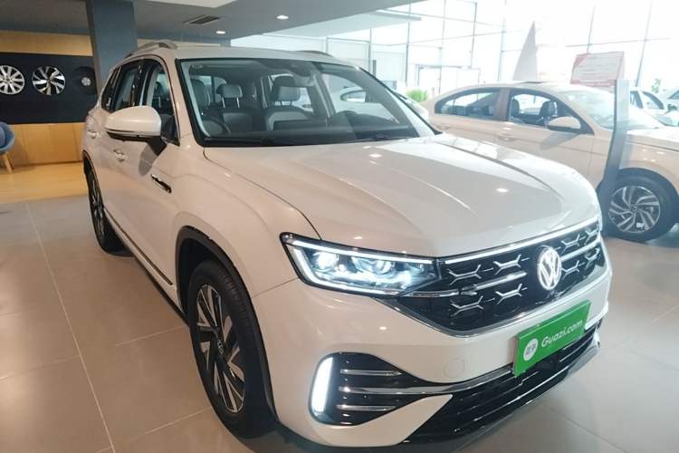 Used Volkswagen Tayron 2023 Revised Version 380TSI All-Wheel Drive R-Line High-Energy Edition Front Right 45 Deg