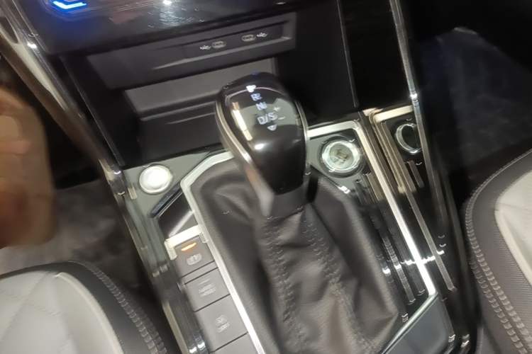 Used Volkswagen Tayron 2023 300TSI Two-Wheel-Drive Luxury Plus Advanced Edition Gear Lever