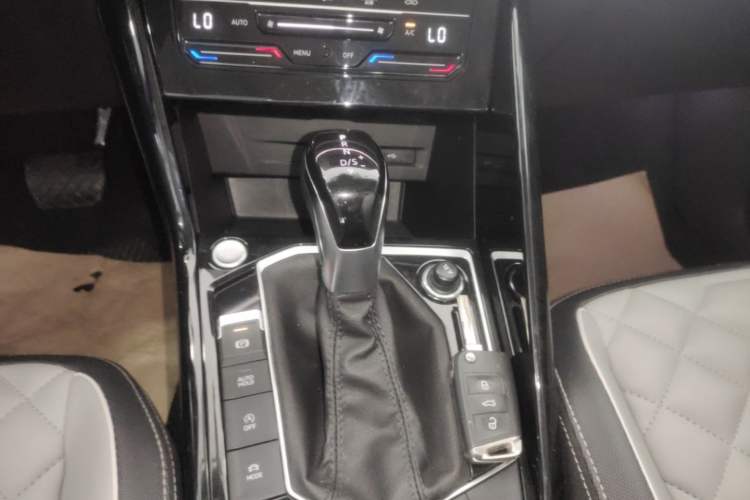 Used Volkswagen Tayron 2023 300TSI Two-Wheel-Drive Luxury Plus Advanced Edition Gear Lever
