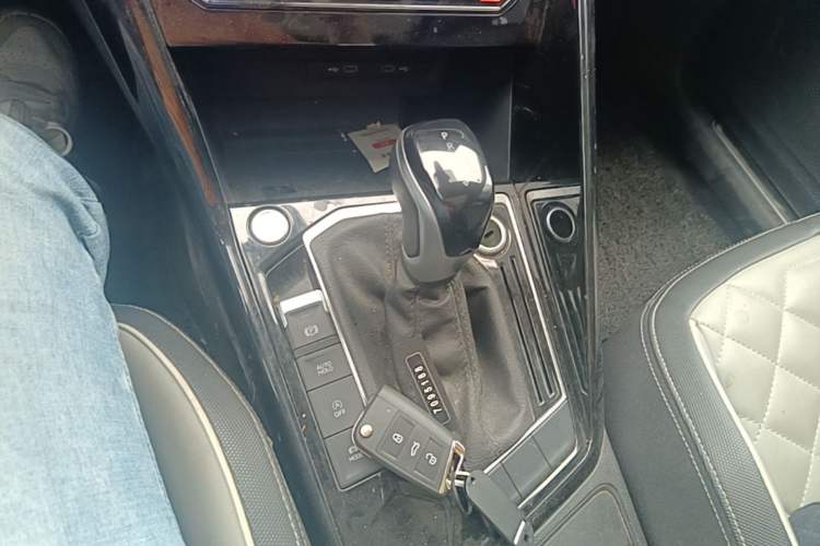 Used Volkswagen Tayron 2023 300TSI Two-Wheel-Drive Luxury Plus Advanced Edition Gear Lever
