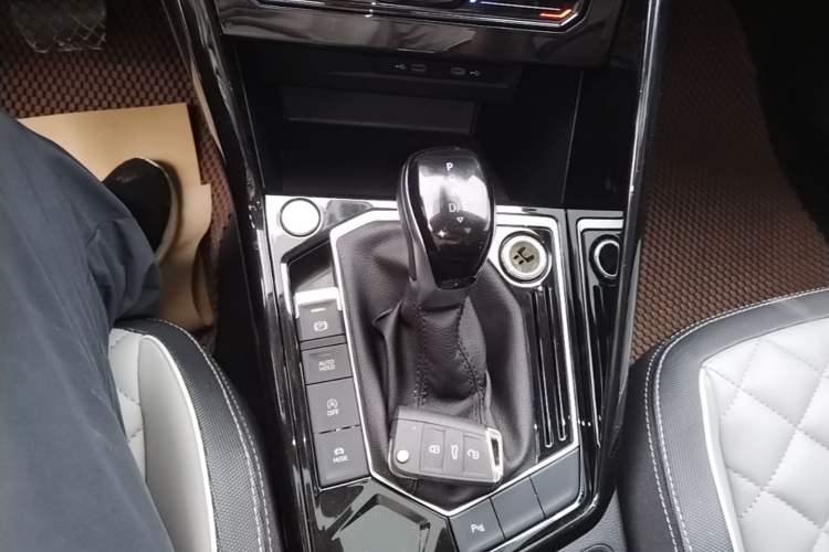 Used Volkswagen Tayron 2023 330TSI Two-Wheel-Drive Luxury Plus Advanced Version Gear Lever