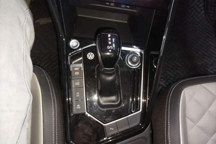 Used Volkswagen Tayron 2023 300TSI Two-Wheel-Drive Luxury Plus Advanced Edition Gear Lever