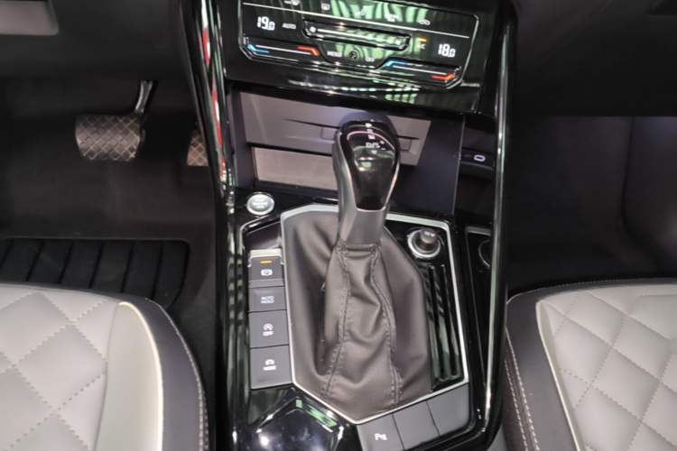 Used Volkswagen Tayron 2023 330TSI Two-Wheel-Drive Luxury Plus Advanced Version Gear Lever
