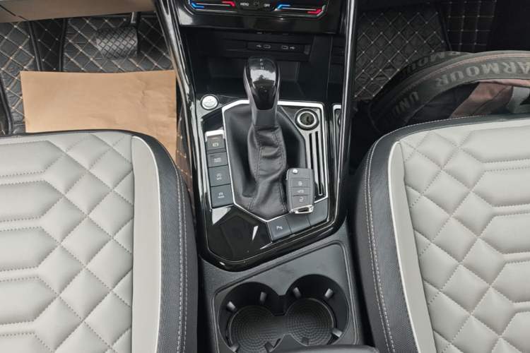 Used Volkswagen Tayron 2023 330TSI Two-Wheel-Drive Luxury Plus Advanced Version Gear Lever