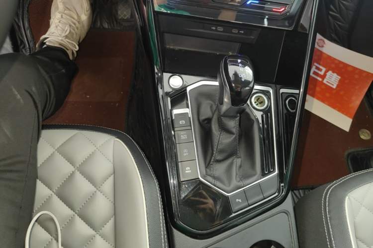 Used Volkswagen Tayron 2023 330TSI Two-Wheel-Drive Luxury Plus Advanced Version Gear Lever