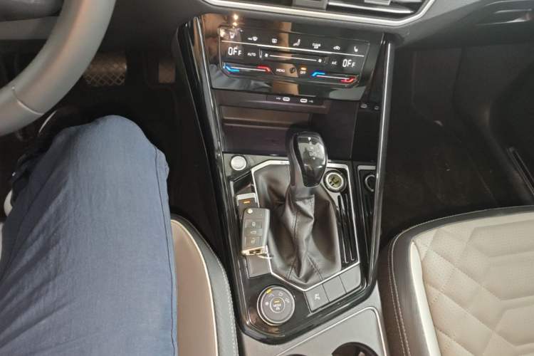 Used Volkswagen Tayron 2023 Revised Version 380TSI All-Wheel Drive R-Line High-Energy Edition Gear Lever