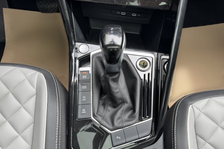 Used Volkswagen Tayron 2023 300TSI Two-Wheel-Drive Luxury Plus Advanced Edition Gear Lever