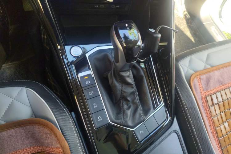 Used Volkswagen Tayron 2023 300TSI Two-Wheel-Drive Luxury Plus Advanced Edition Gear Lever