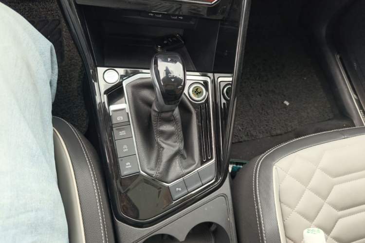 Used Volkswagen Tayron 2023 300TSI Two-Wheel-Drive Luxury Plus Advanced Edition Gear Lever