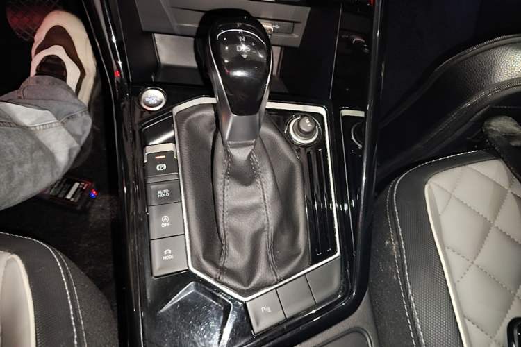 Used Volkswagen Tayron 2023 300TSI Two-Wheel-Drive Luxury Plus Advanced Edition Gear Lever