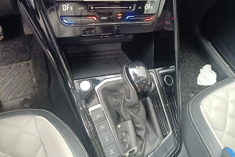 Used Volkswagen Tayron 2023 300TSI Two-Wheel-Drive Luxury Plus Advanced Edition Gear Lever