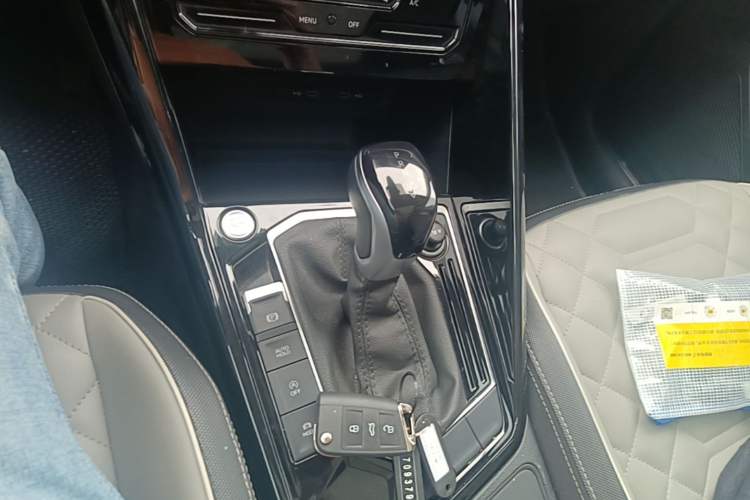Used Volkswagen Tayron 2023 300TSI Two-Wheel-Drive Luxury Plus Advanced Edition Gear Lever