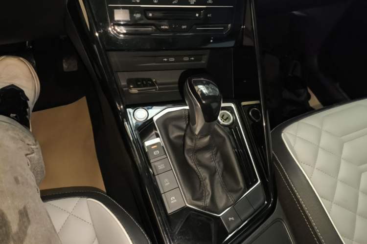 Used Volkswagen Tayron 2023 300TSI Two-Wheel-Drive Luxury Plus Advanced Edition Gear Lever