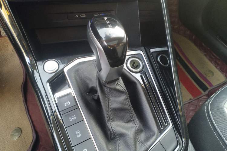 Used Volkswagen Tayron 2023 300TSI Two-Wheel-Drive Luxury Plus Advanced Edition Gear Lever