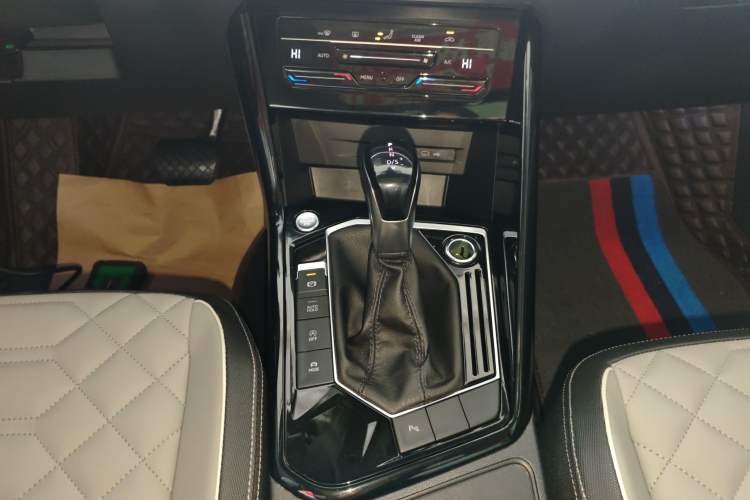 Used Volkswagen Tayron 2023 330TSI Two-Wheel-Drive Luxury Plus Advanced Version Gear Lever