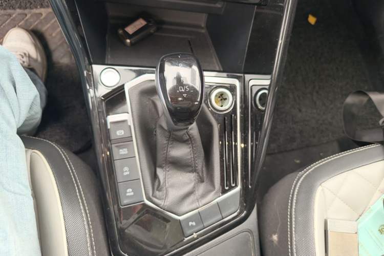 Used Volkswagen Tayron 2023 300TSI Two-Wheel-Drive Luxury Plus Advanced Edition Gear Lever