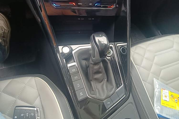 Used Volkswagen Tayron 2023 300TSI Two-Wheel-Drive Luxury Plus Advanced Edition Gear Lever